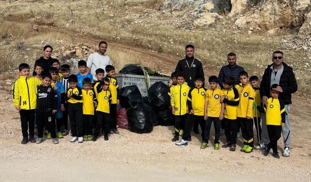 Sporcu Gençler Spor Alanlarını Temizledi