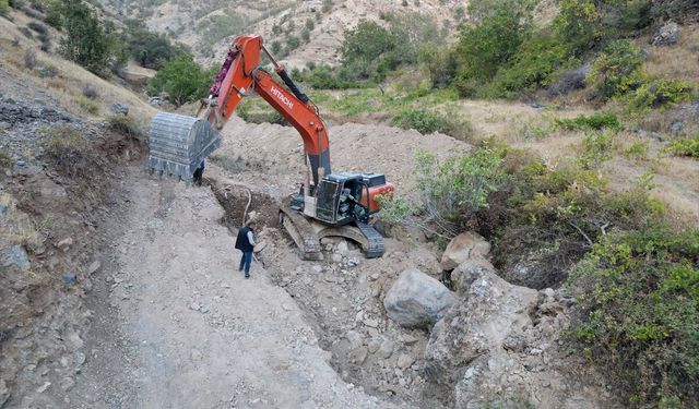 Uludere'de yol açma ve genişletme çalışması yapılıyor