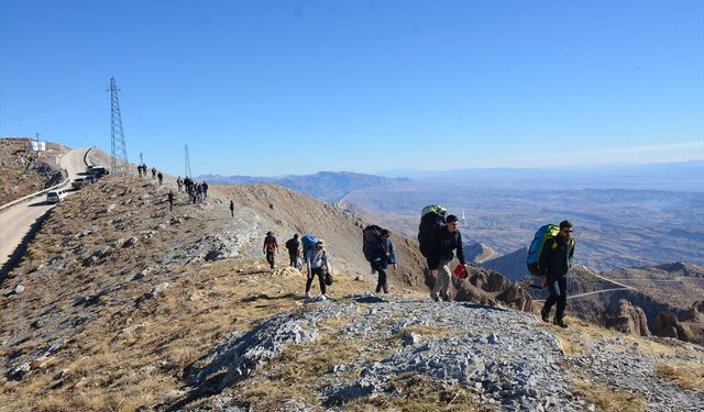 Yamaç paraşütü tutkunları Cudi Dağı'ndan süzüldü