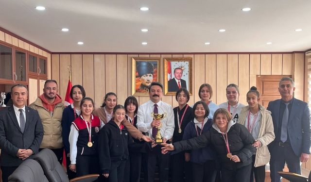 Adıyaman birincisi Kızlardan Kaymakam Aslan'a ziyaret