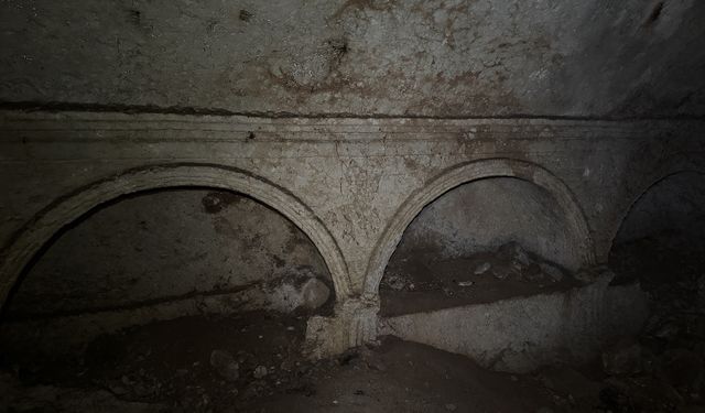 Besni'de 1800 yıllık kubbeli mezar odası bulundu