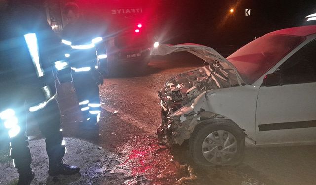 Adıyaman'da 2 otomobilin çarpıştığı kazada 3 kişi yaralandı