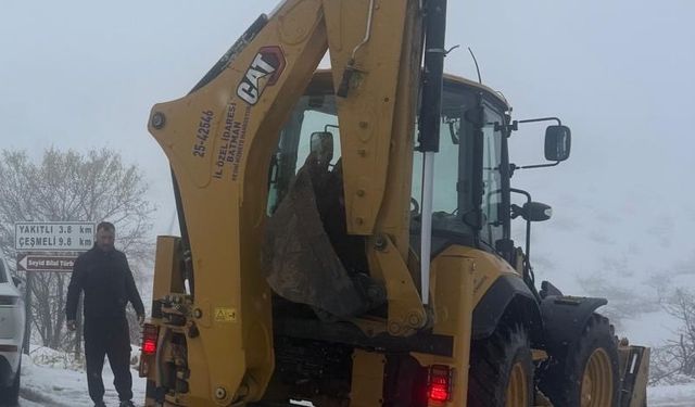 Batman'da kardan kapanan 3 köy yolu ulaşıma açıldı