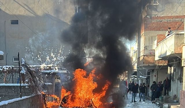 Batman'da Park halindeki otomobil yandı