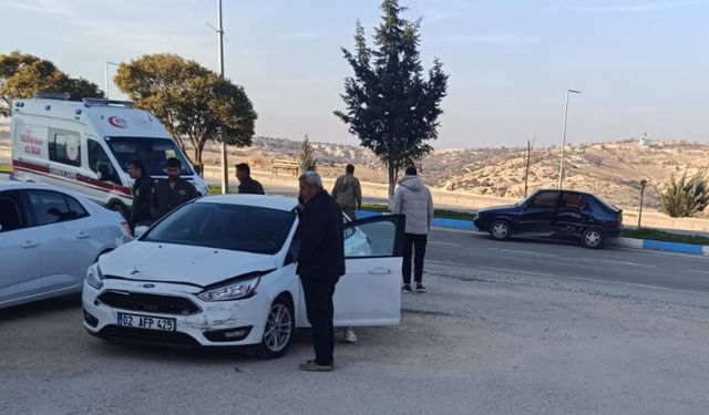 Besni Yenikent’te Trafik Kazası: 2 Yaralı