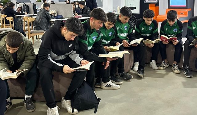 Cizre Dicle Sporlu futbolcular, kütüphanede