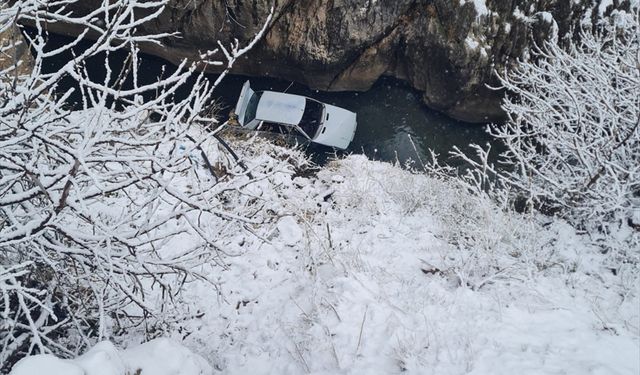 Diyarbakır'da akarsuya düşen otomobildeki 3 kişi yaralandı