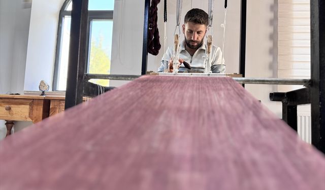 Erkeklerin dokuduğu kumaş kadınların elinde ürüne dönüşüyor