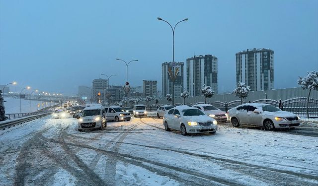 GÜNCELLEME - Şanlıurfa'da kar yağışı etkili oluyor