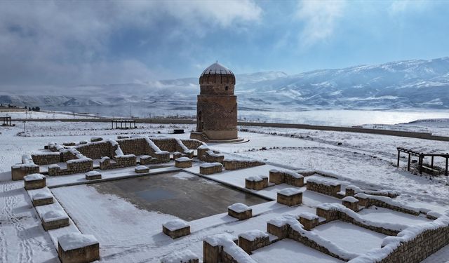 Hasankeyf'teki tarihi yapılar kar yağışıyla beyaza büründü