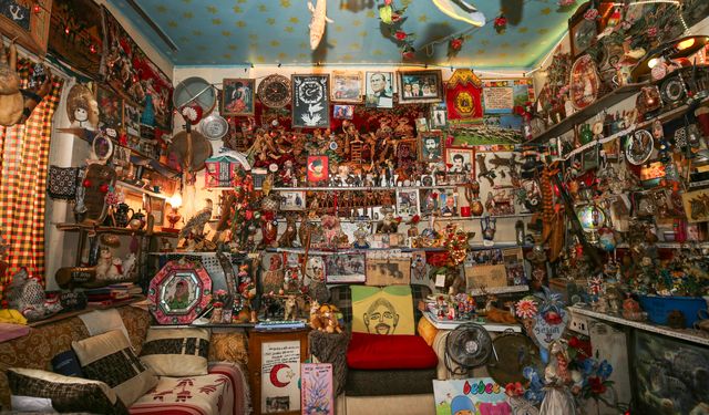 Evini Hediyelik Eşya Müzesine Döndürdü