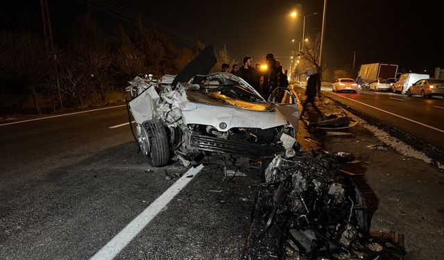 Park halindeki tıra çarpan otomobilde 2 kişi yaralandı