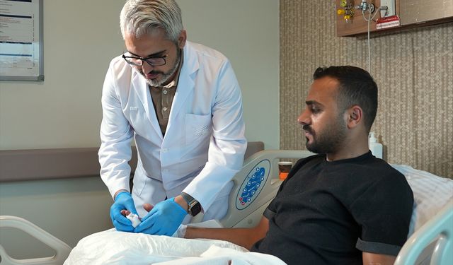 Kazada kopan parmak mikrocerrahiyle takıldı