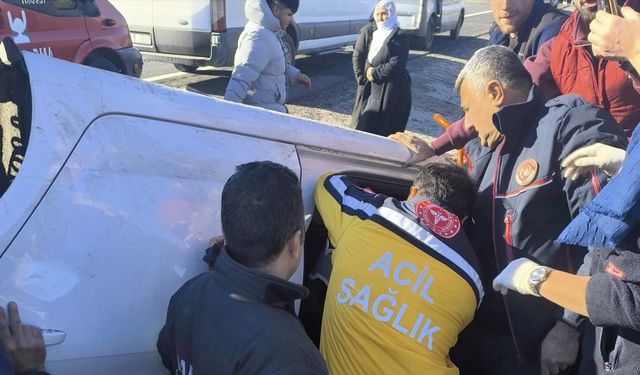 Nusaybin'de devrilen otomobildeki 2 kişi yaralandı