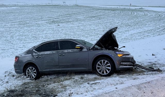 Şanlıurfa'da kaza yapan otomobildeki 3 kişi yaralandı