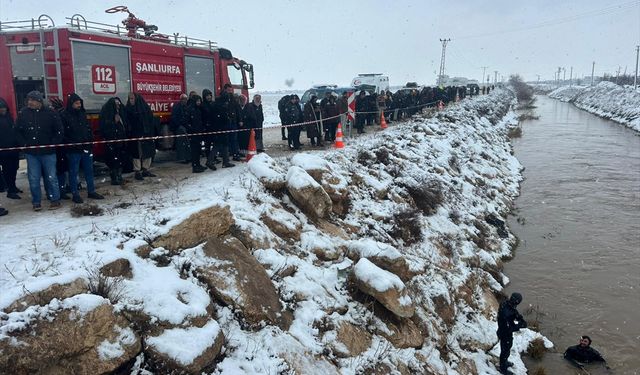 Sulama kanalına düşen otomobilde 4 kişi mahsur kaldı