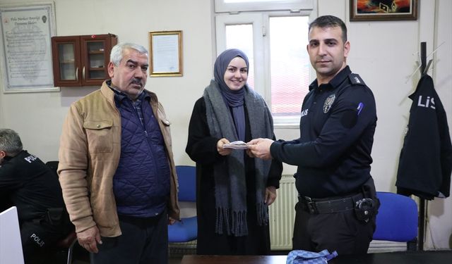 Yolda bulduğu 10 bin lirayı sahibine ulaştırdı