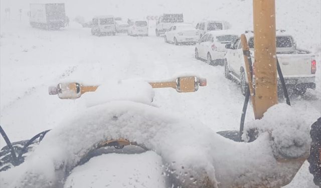 Siirt’te Mahsur Kalan Minibüs ve Ambulans Kurtarıldı