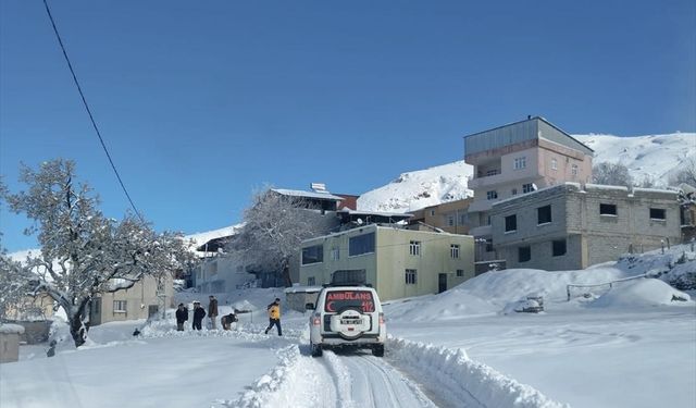 Kardan yolu kapanan köydeki hasta hastaneye ulaştırıldı