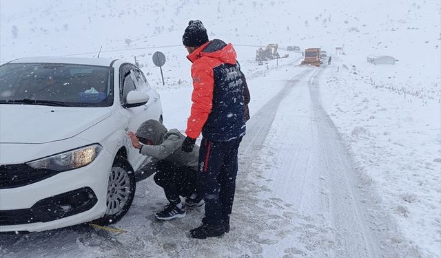 Şırnak'ta karda mahsur kalanlar ekiplerce kurtarıldı