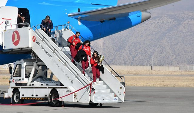 Şırnak'ta şampiyon sporculara çiçekli karşılama