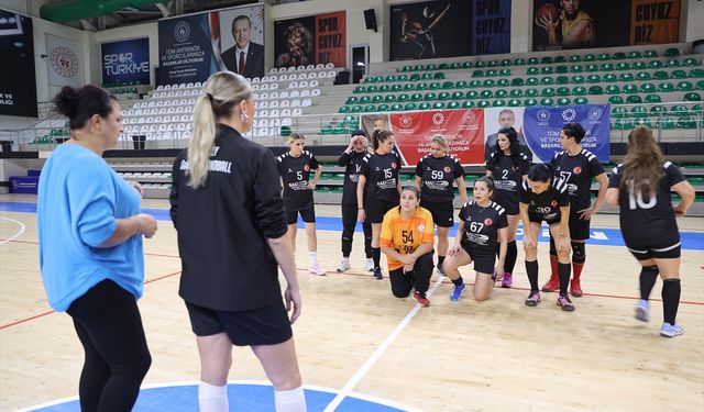 Veteran kadın hentbolcular sahada ter döküyor