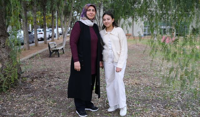 Enkazdan 160. saatte çıkan Adıyamanlı Aysima yürüyor