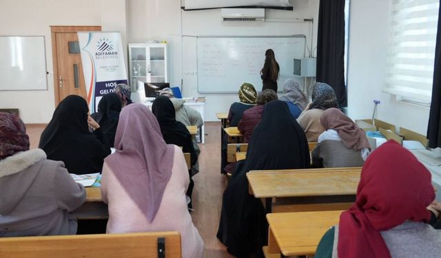 Kadınlar ADIMEK'te okuma yazma öğreniyor