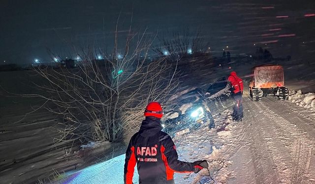 Adıyaman'da kar nedeniyle yolda kalan araç kurtarıldı