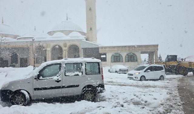 Adıyaman'ın bazı bölgelerinde kar yağışı etkisini sürdürüyor