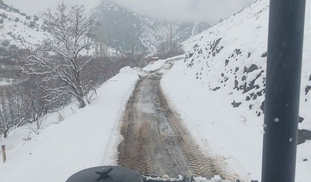 Adıyaman'ın Gölbaşı ilçesinde karla mücadele çalışmaları aralıksız sürüyor