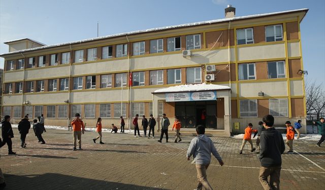 Aydınlı çiftin eğitim sevdası Siirt'te kütüphaneye dönüştü