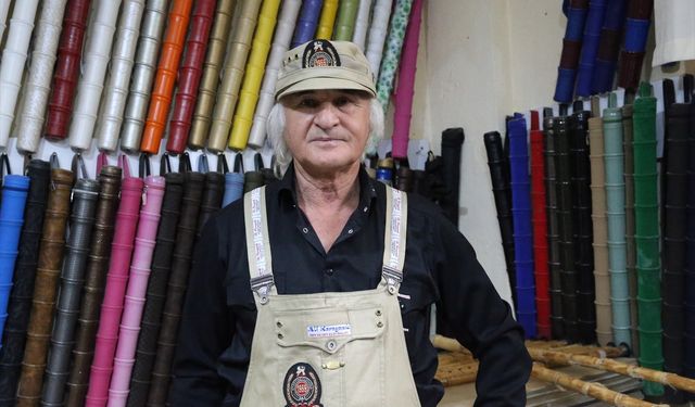 Bahçesinde yetiştirdiği kamıştan ney yapıyor