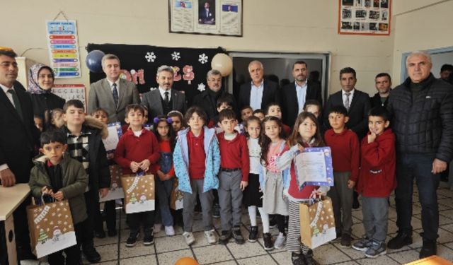 Ahmet Aydın'dan Gerger'de Karne Dağıttı