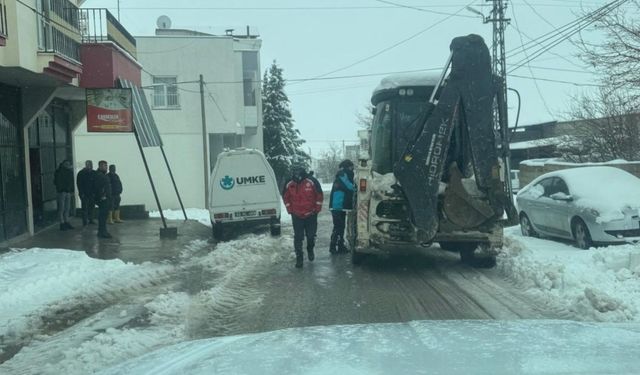 Kahta'da karla mücadelede tüm ekipler seferber edildi
