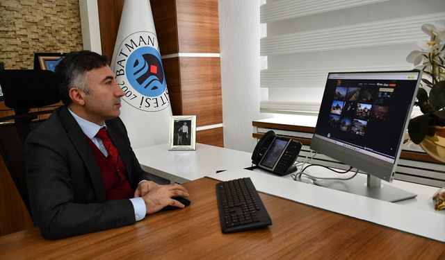 Batman Üniversitesi Rektörü 'Yılın Kareleri'ne oy kullandı