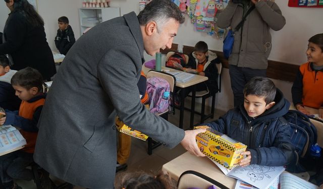 Rektör Demir köy okulunda öğrencilerle buluştu