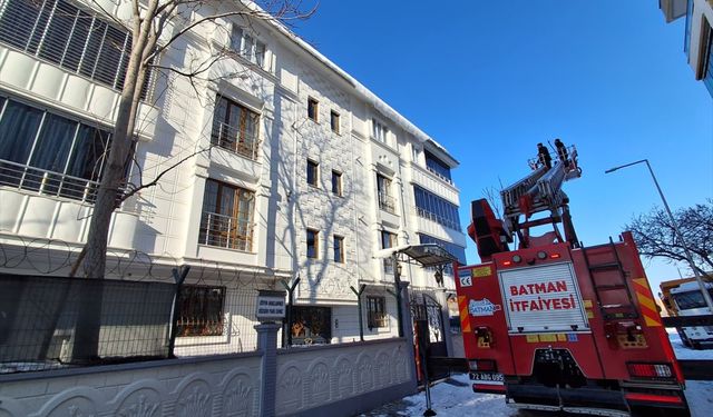 Çatılarda oluşan buz sarkıtları temizleniyor