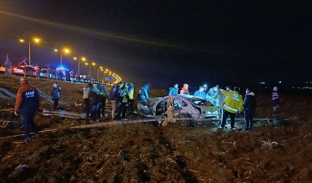 Otomobiller çarpıştı; 3 kişi öldü, 3 kişi yaralandı