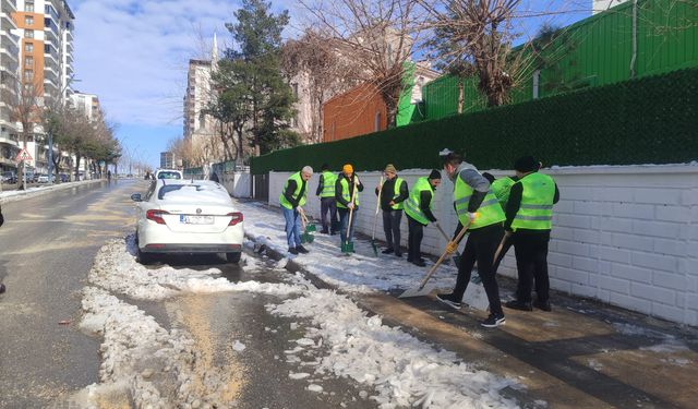 Batman'da karla mücadele çalışmaları sürüyor