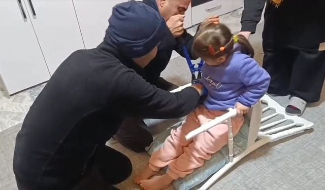 Batman'da sandalyeye sıkışan çocuğu itfaiye kurtardı