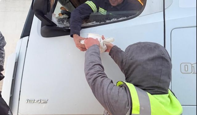 Yolda kalan araç sürücülerine yiyecek ikram edildi