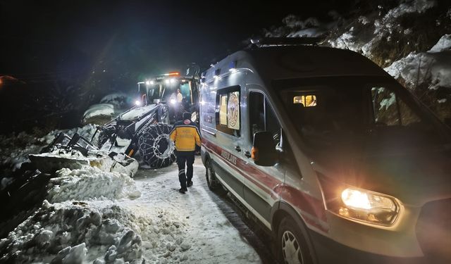 Yolu kapalı köydeki hasta hastaneye ulaştırıldı
