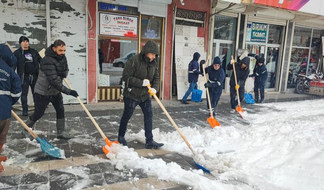 Çermik'te karla mücadale çalışması devam ediyor