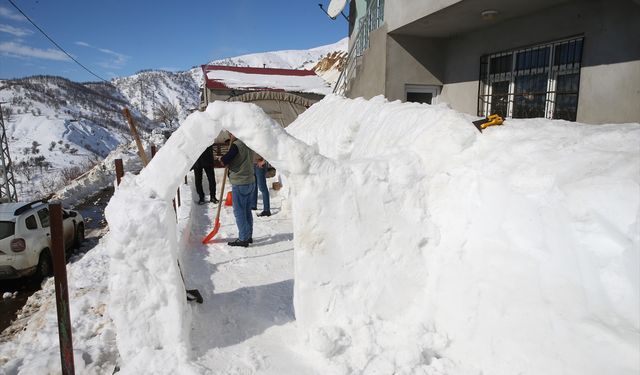 Çocuklar için kardan igluyu andıran oyun grubu yaptı
