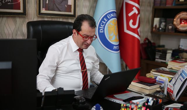 Dicle Üniversitesi Rektörü 'Yılın Kareleri'ne oy verdi