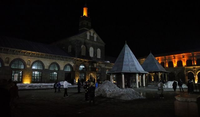 Diyarbakır ve çevre illerde Miraç Kandili idrak edildi