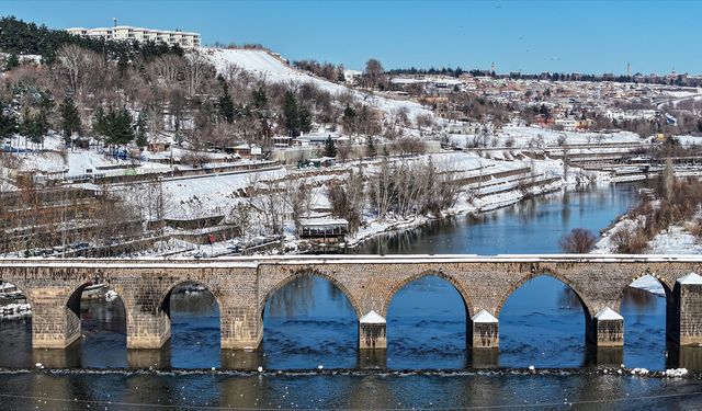 Diyarbakır'daki tarihi yapılar karla kaplandı