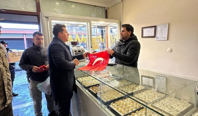 Eruh'ta esnaf ve vatandaşa Türk bayrağı dağıtıldı