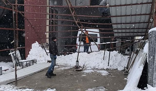 Gaziantep'te kar nedeniyle 10 iş yerinin çatısı çöktü